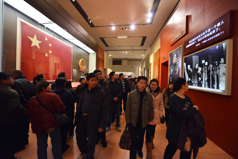 　　观众在北京国家博物馆参观《复兴之路》展览（2012年12月2日摄）。新华社记者 王全超 摄